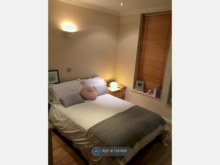 2 Bedroom Flat To Rent In Mossbury Road, London, SW11