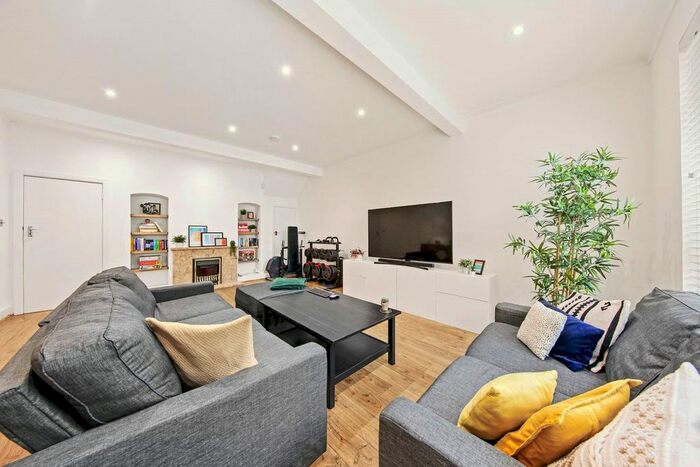 2 Bedroom Semi-Detached House To Rent In Raydean Road, High Barnet, EN5