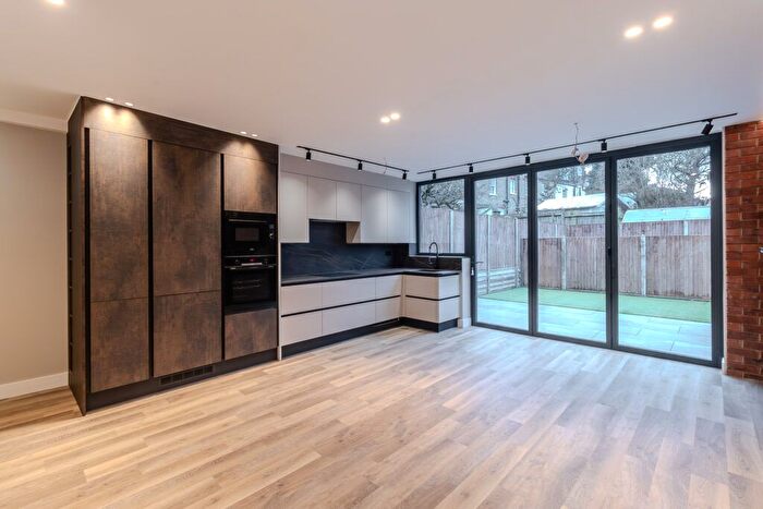 3 Bedroom Maisonette For Sale In Totteridge Lane, London, N20