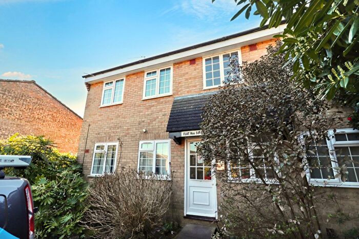 1 Bedroom Flat To Rent In Minstrel Gardens, Surbiton, KT5