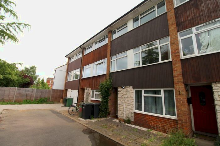6 Bedroom Terraced House To Rent In Queens Drive, Guildford, GU2