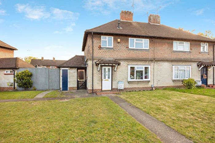 1 Bedroom Maisonette For Sale In Maple Grove, Guildford, Surrey, GU1