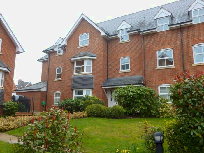 2 Bedroom Flat To Rent In Gowers Yard, Tring, HP23
