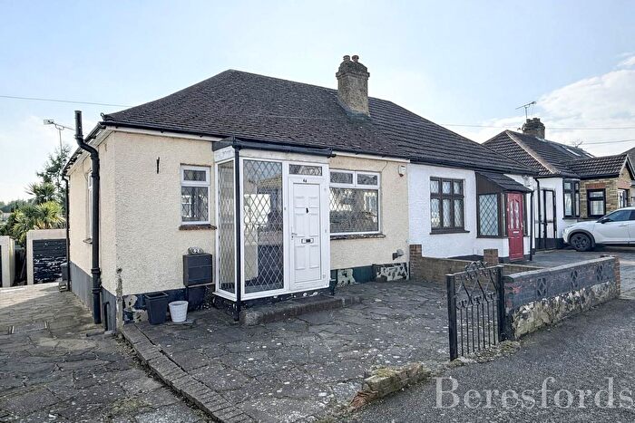 2 Bedroom Bungalow For Sale In Great Gardens Road, Hornchurch, RM11