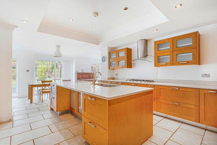 5 Bedroom Flat To Rent In Fitzalan Road, London, N3