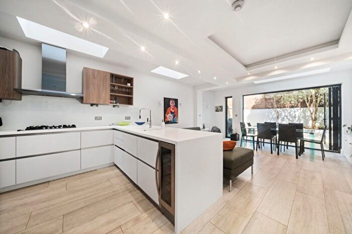 2 Bedroom Flat For Sale In Fulham Palace Road, London, SW6