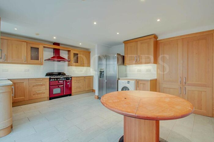 5 Bedroom Terraced House To Rent In Waterloo Road, London, NW2