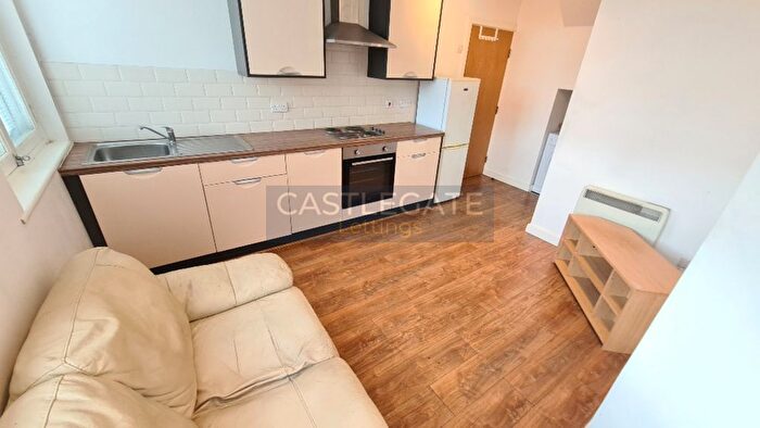 2 Bedroom Flat To Rent In Fitzwilliam Street, Huddersfield, West Yorkshire, HD1