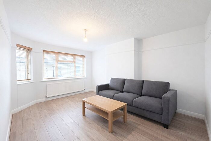 2 Bedroom Flat To Rent In Vine Place, Hounslow, TW3