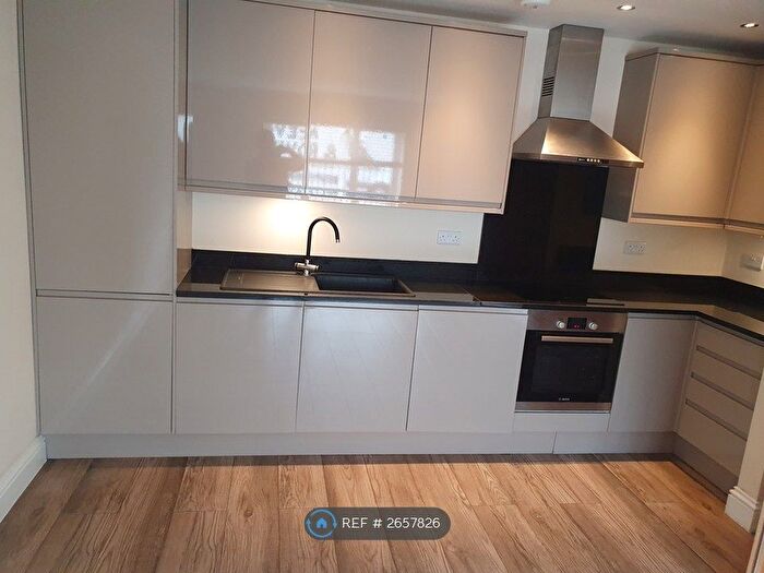 2 Bedroom Flat To Rent In Daanish Court, Maidenhead, SL6