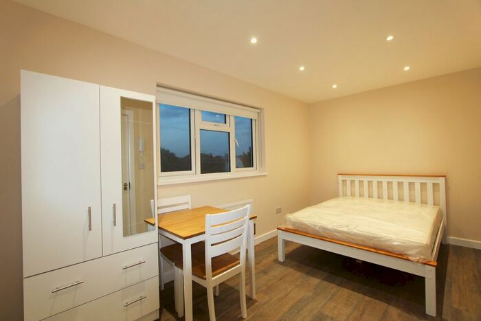 Studio To Rent In Wellington Avenue, Hounslow, TW3