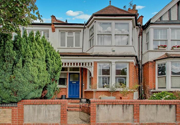2 Bedroom Apartment For Sale In Gainsborough Road, London, N12