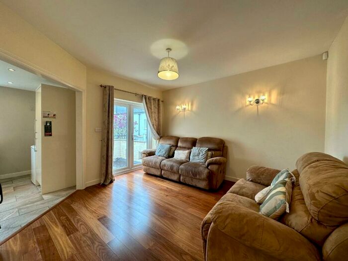 3 Bedroom Flat To Rent In Summer Road, Thames Ditton, KT7