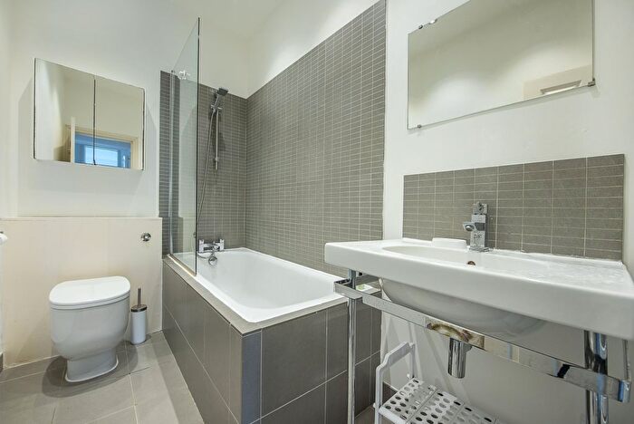 2 Bedroom Flat To Rent In Clevedon Road, Twickenham, TW1