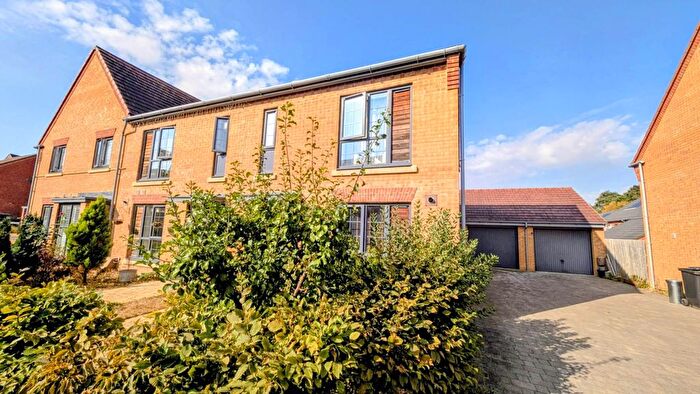 3 Bedroom End Terrace House For Sale In Skylark Street, Bordon, Hampshire, GU35