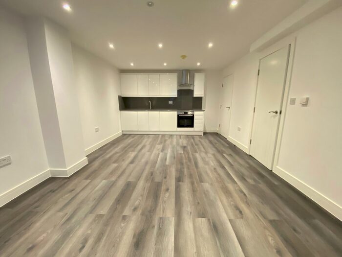 1 Bedroom Flat To Rent In Croydon Road, Caterham, CR3