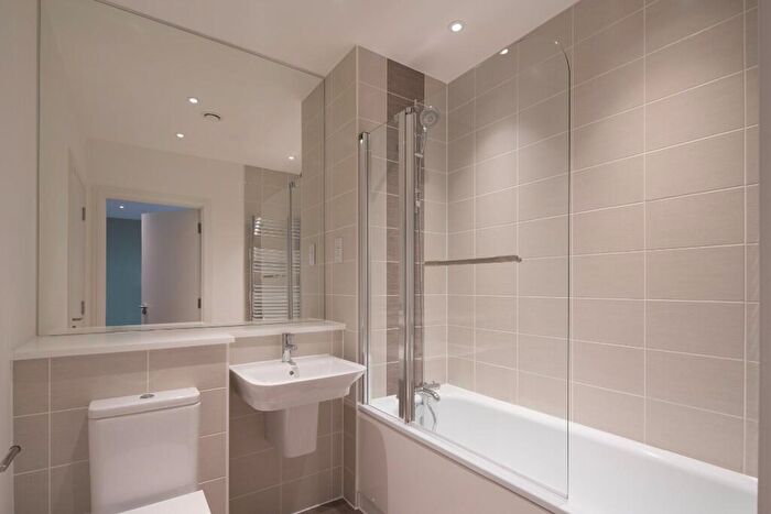 2 Bedroom Apartment To Rent In Artisans House, Abbott Road, E14