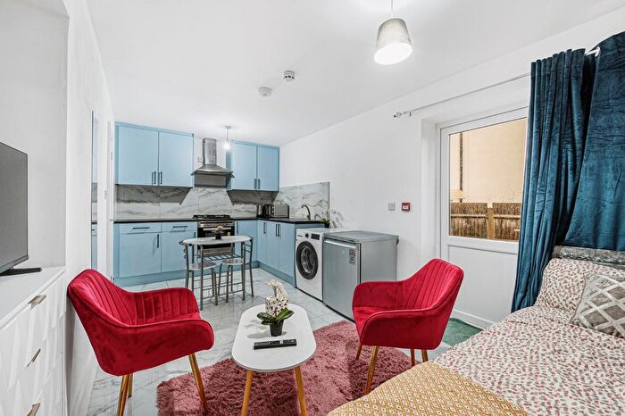 Studio To Rent In The Crescent, London, W3