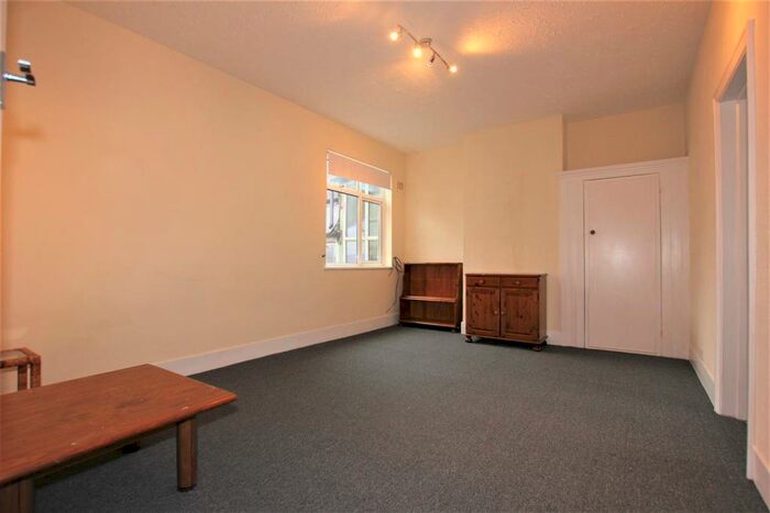 3 Bedroom Flat To Rent In Woodhouse Road, North Finchley, London, N12