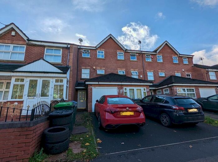 3 Bedroom Town House To Rent In Montague Road, Smethwick, B66