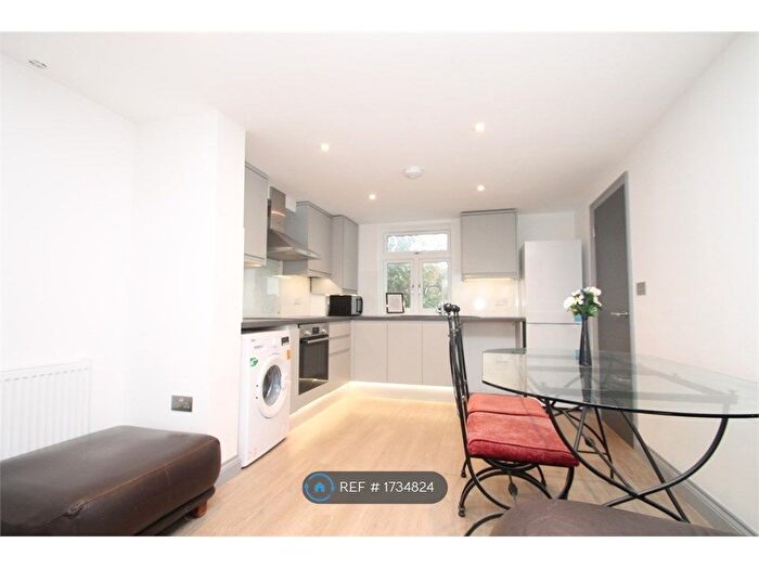 3 Bedroom Flat To Rent In New Park Avenue, Palmers Green, N13