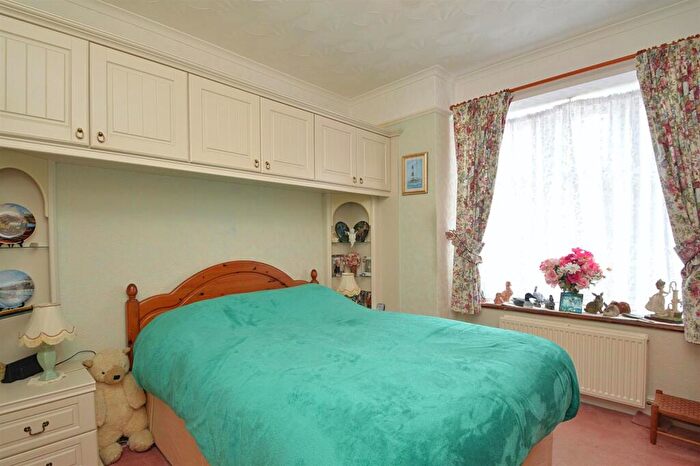 2 Bedroom Detached Bungalow For Sale In Short Walk To Cliff Path * Lake, PO36