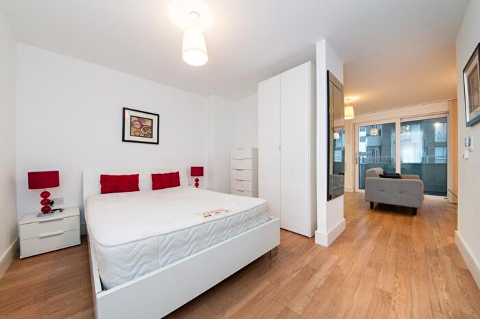 Flat To Rent In Hannaford Walk, Bromley By Bow, London, E3