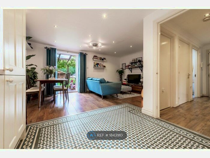 2 Bedroom Flat To Rent In Thomas Cribb Mews, London, E6