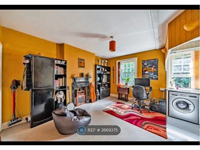 Studio To Rent In York Road, Guildford, GU1