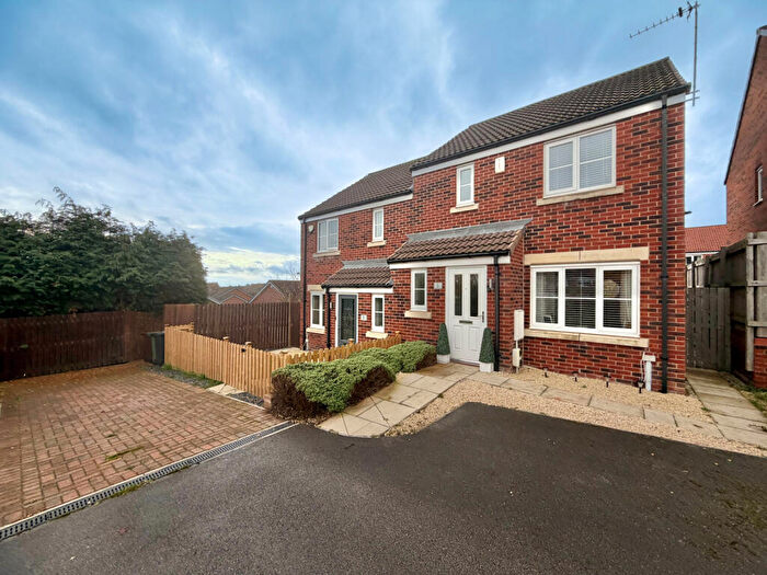 3 Bedroom Semi-Detached House To Rent In Goldfinch View, Kippax, LS25