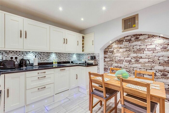 2 Bedroom Flat To Rent In Oaklands Grove, London, W12