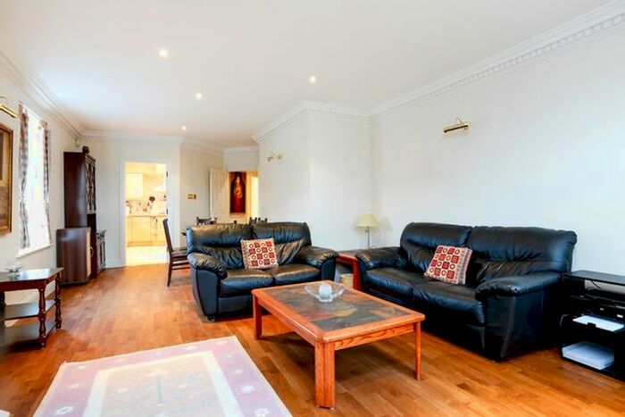 3 Bedroom Flat To Rent In Clearwater Place, Surbiton, KT6