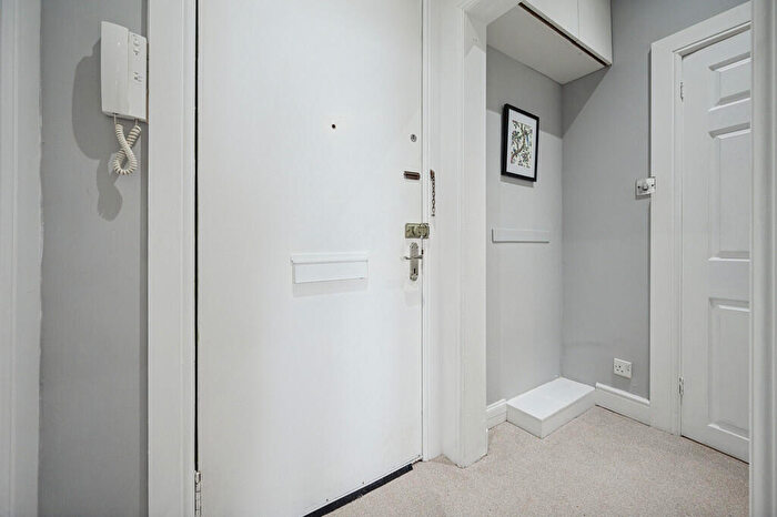 1 Bedroom Apartment For Sale In /, Laurel Place, Thornwood, G11