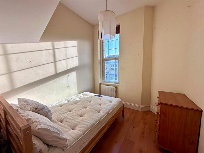 3 Bedroom Flat To Rent In Newick Road, London, E5