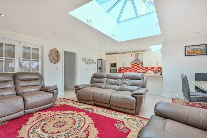 5 Bedroom Semi-Detached House To Rent In Kingston Road, Worcester Park, Epsom, KT19