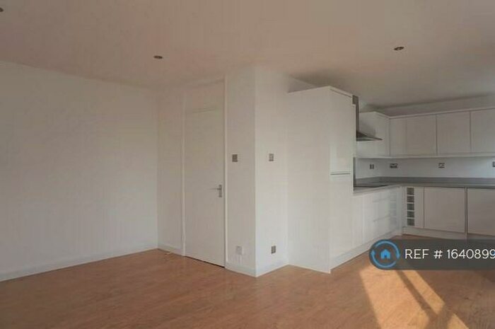 2 Bedroom Flat To Rent In Bath Road, Reading, RG30