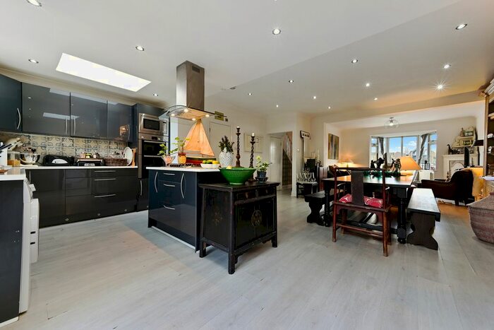 4 Bedroom Property To Rent In Groom Crescent, SW18