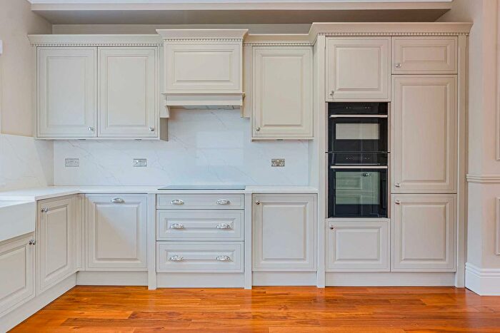 2 Bedroom Flat For Sale In Station Road, Westcliff On Sea, SS0