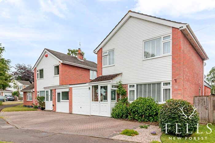 4 Bedroom Link Detached House For Sale In Croft Road, Ringwood, BH24