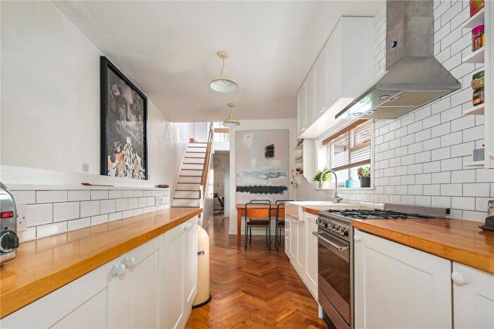 3 Bedroom Flat To Rent In Gould Terrace, Hackney, London, E8