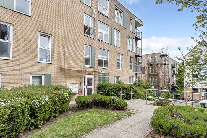 2 Bedroom Apartment For Sale In Laburnham Close, High Barnet, Barnet, EN5