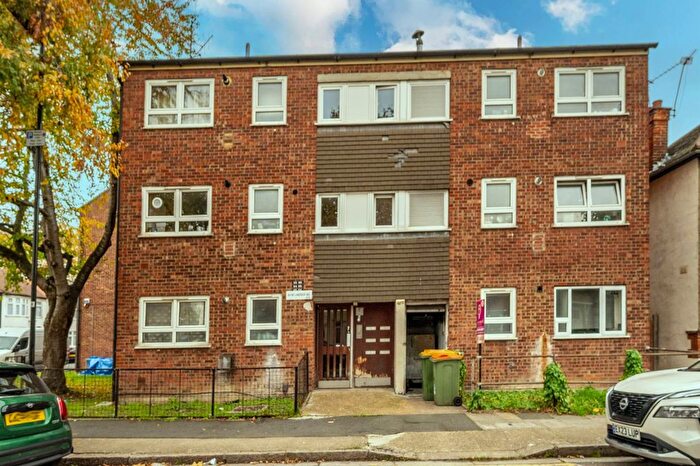 2 Bedroom Flat For Sale In Landseer Avenue, Manor Park, London, E12
