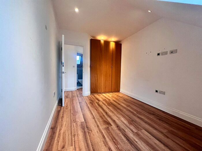 2 Bedroom Detached House To Rent In Edeleny Close, London, N2