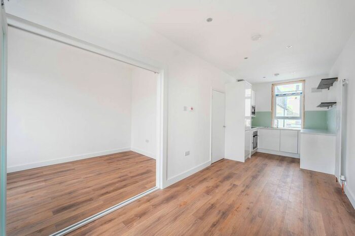 2 Bedroom Flat To Rent In Kilburn Lane, Queen's Park, London, W10