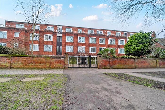 2 Bedroom Apartment For Sale In De Parys Avenue, Bedford, MK40