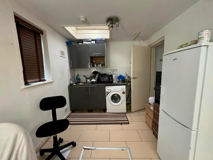 Studio To Rent In Kilburn High Road, London, NW6