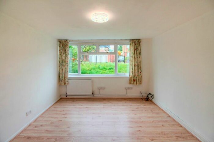 2 Bedroom Flat To Rent In Lauder Court, London, N14