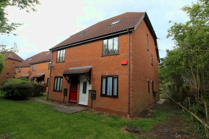 2 Bedroom Maisonette To Rent In Bergamot Gardens, Walnut Tree, Milton Keynes, MK7