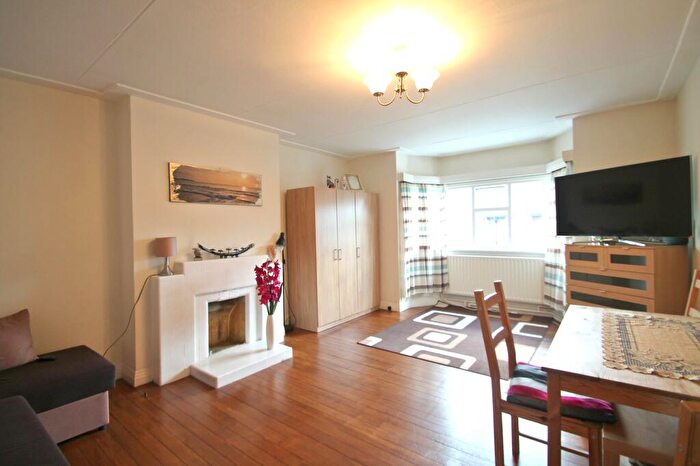 2 Bedroom Flat To Rent In West Street Lane, Carshalton, SM5