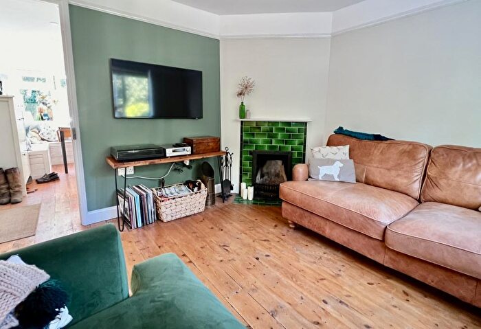 2 Bedroom Cottage For Sale In Kingsbury Lane, Ringwood, BH24